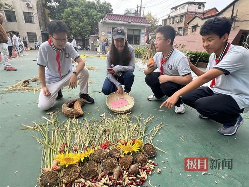 男生在运动会上成绩优异喜提一个南瓜,学校自种20多种农作物作为学生奖品